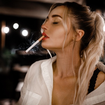 Yana Smoking Girl