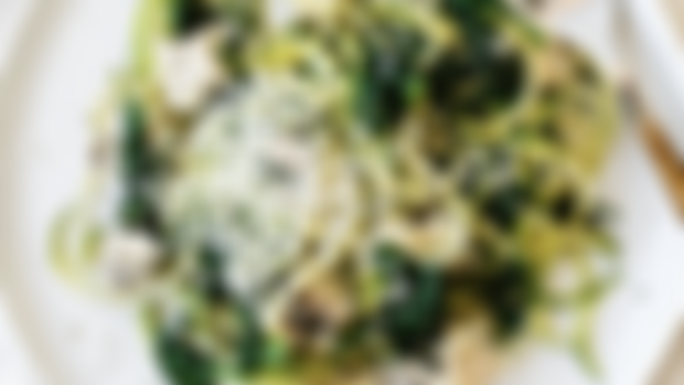 ZUCCHINI NOODLES WITH CHICKEN, SPINACH AND PARMESAN
