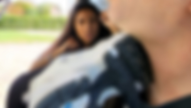 PICTURE SET - Samy casual sneakers face kicks inside a car