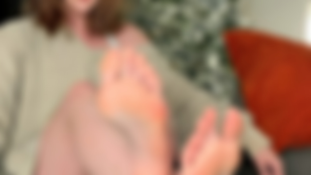 Victoria Pedretti feet