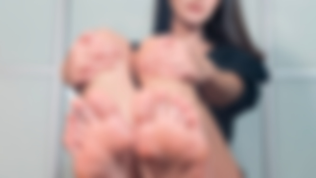 Ella Purnell feet