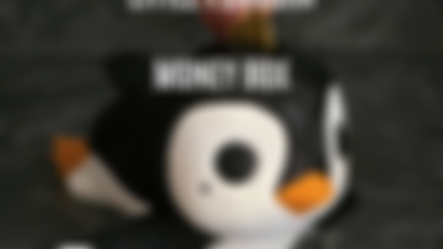 #112 Little Penguin Money Box / Support free 