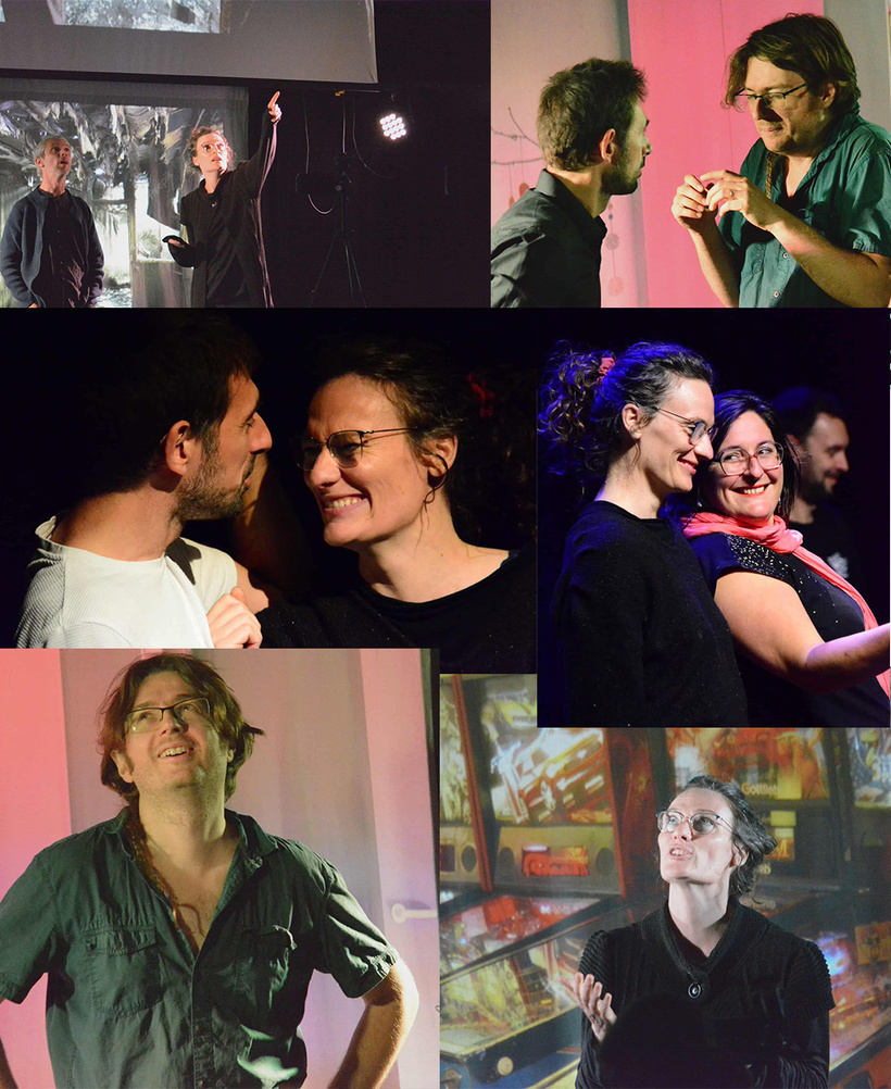 Montage de cinq photos prises lors d’un festival d’improvisation théâtrale. On y voit des participants en train de jouer, de discuter, et de partager des moments de complicité sur scène et en coulisses.