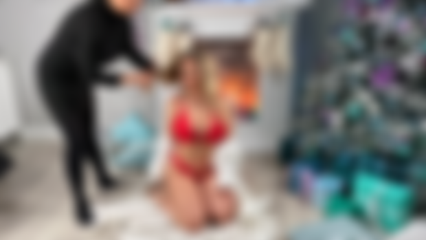 Did you see my new YouTube video yet my friends ? ❤️ I will be sending the exclusive pictures to you on my VIP snapchat today 😘🎁❣️ Happy New Year ! 