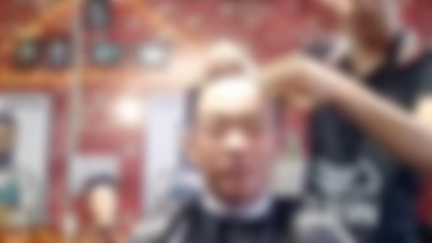 194 Man head shaving