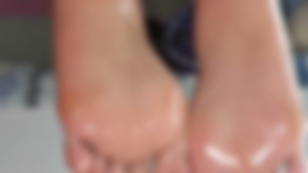 White toes, and a lot of oil... 🥵🤩