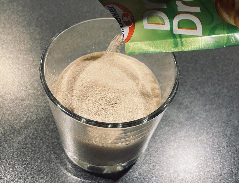 detailny-zaber-na-susene-kvasnice-ktoré-sa-sypu-do-poharika-s-mliekom