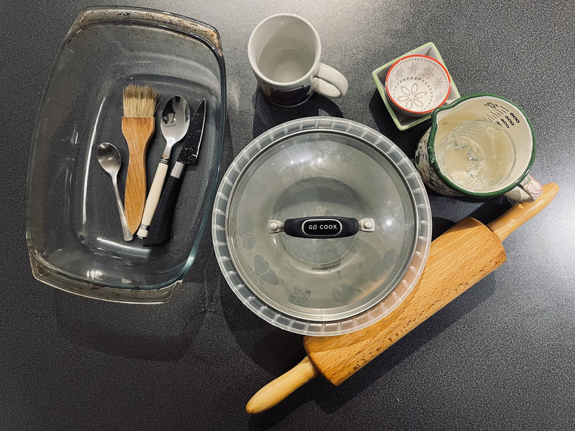 ukazka-kuchynskych-pomocok-ako-priprava-na-skoricove-slimaky-alebo-osie-hniezda-rozlozene-na-stole-misticky-valcek-odmerka-poharik-riady