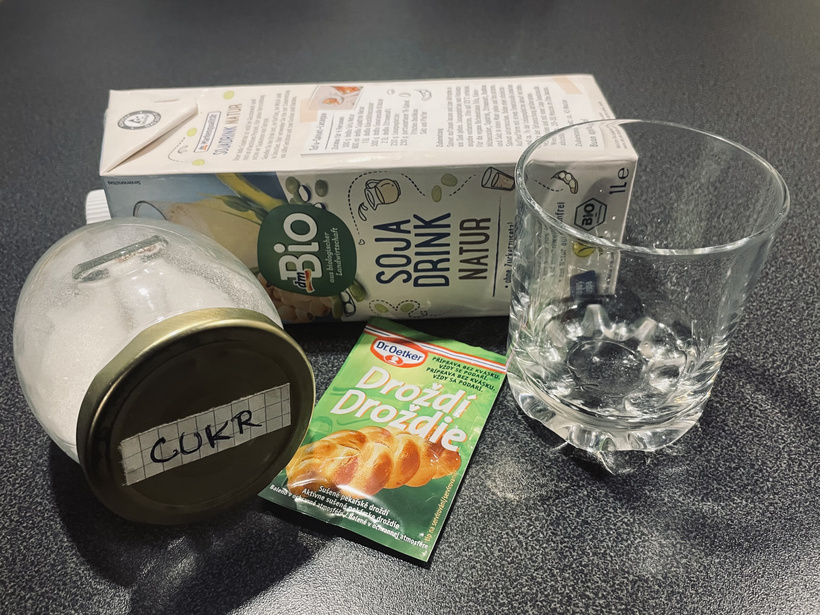 ukazka-ingrediencii-na-pripravu-kvasnic-poharik-cukor-susene-drozdie-a-rastlinne-mlieko-z-dm-predajne