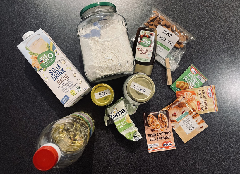 ingrediencie-na-skoricove-osie-hniezda-rozlozene-na-stole