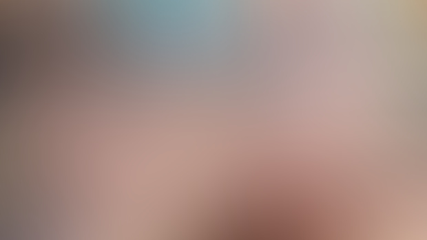 Evelynn KDA is giving massages (barefoot)