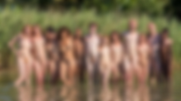 Good friends are naked together! 